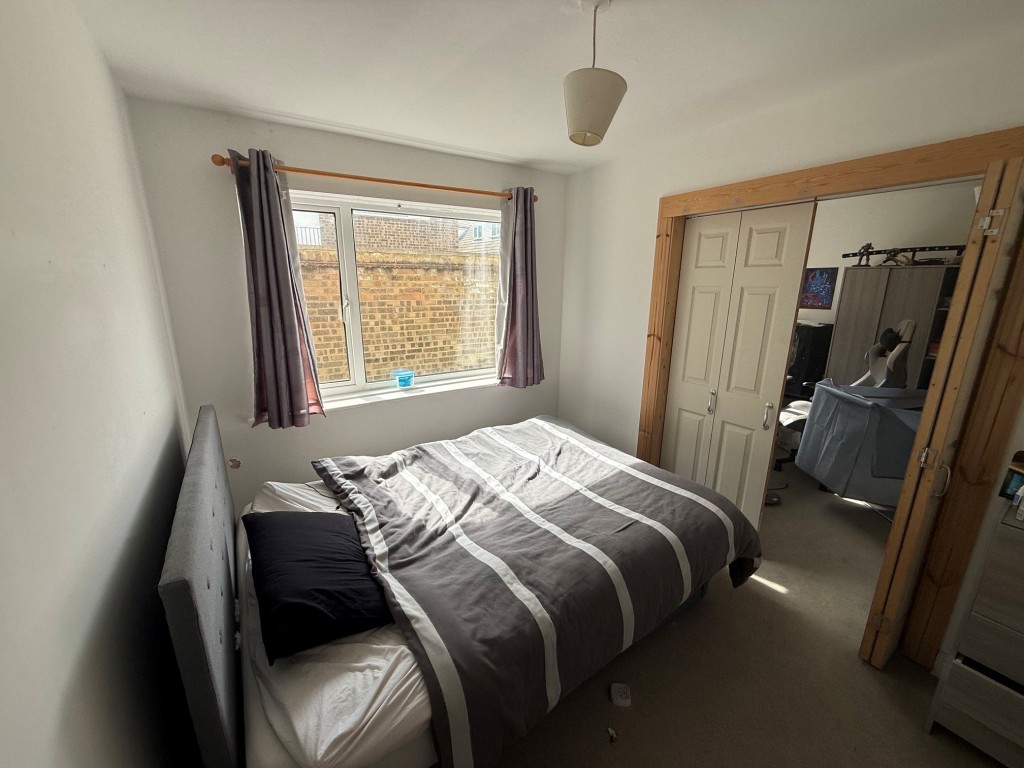 Lot: 105 - FLAT FOR INVESTMENT - Bedroom